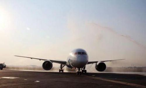 南航波音787航班披着晨曦降落墨西哥城坎佩切国际机场
