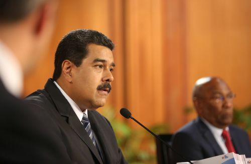 1月9日，委内瑞拉总统马杜罗（中）在加拉加斯举行的一个会议上讲话。