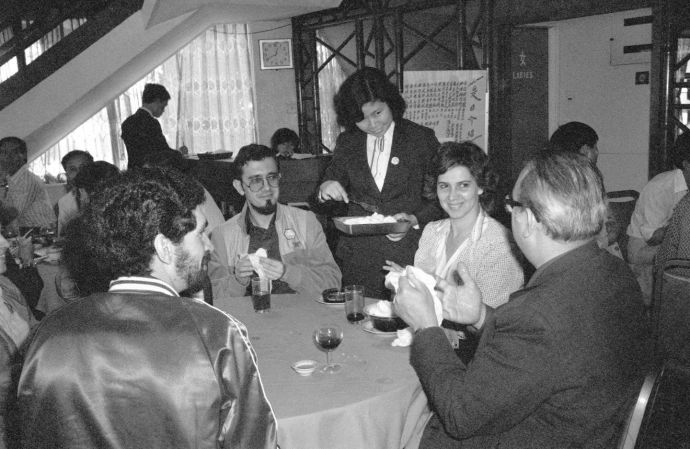 图为珠海市香炉湾石景山旅游中心中式餐厅的服务员正在热情地接待游客。（新华社记者拍摄于 1982 年 