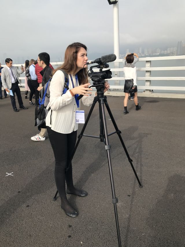 西班牙埃菲社记者德拉论坛期间在港珠澳大桥采访