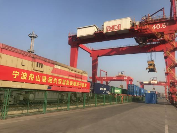 国内首条双层集装箱海铁联运班列在宁波舟山港首发