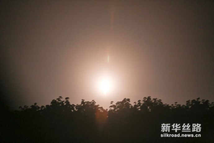 5日凌晨，星际荣耀“双曲线一号S”火箭发射升空瞬间。      郝金雷 摄